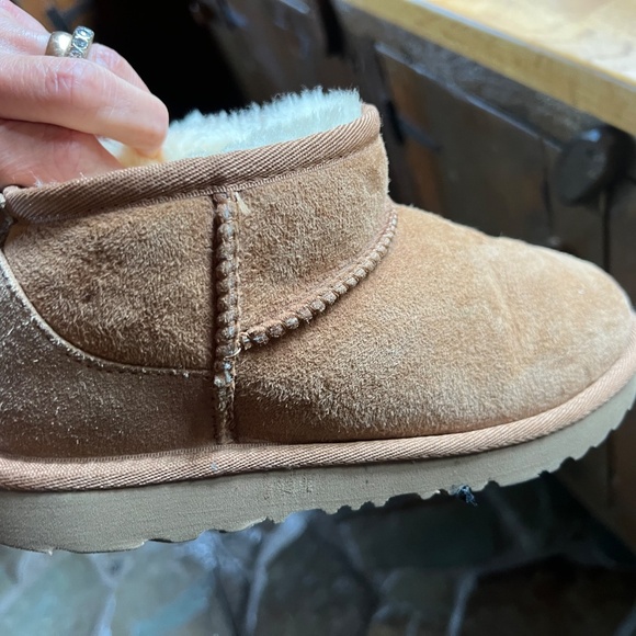 Youth UGGS  Micro size 4 - Picture 2 of 4